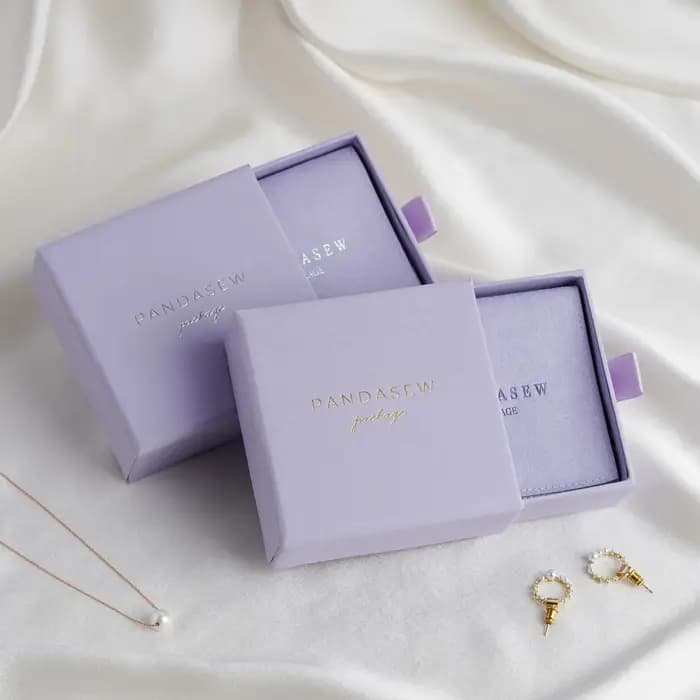 Boîte en carton avec pochette à bijoux en microfibre