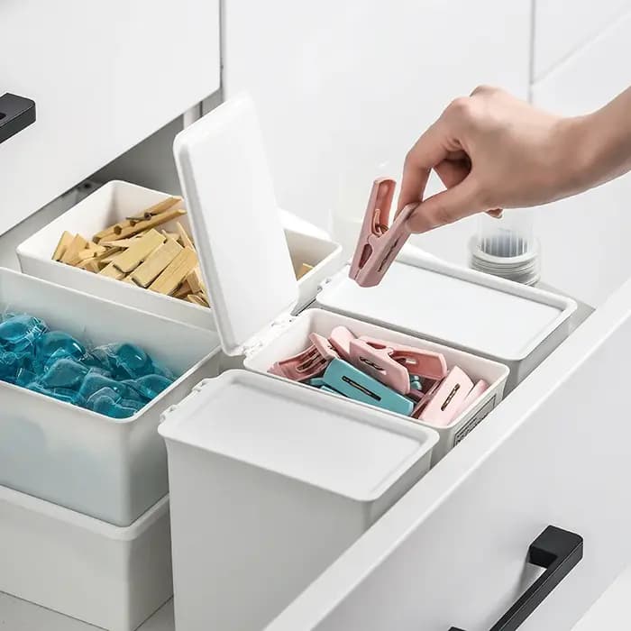 Boîte de rangement pour buanderie blanche avec couvercle anti-poussière