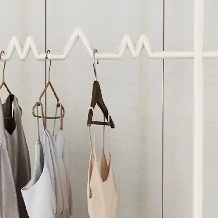 Porte-vêtements peu encombrant pour chambre à coucher