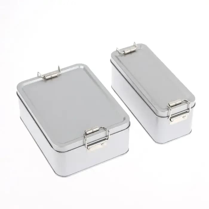Boîte en fer blanc rectangulaire avec boucle argentée et couvercle