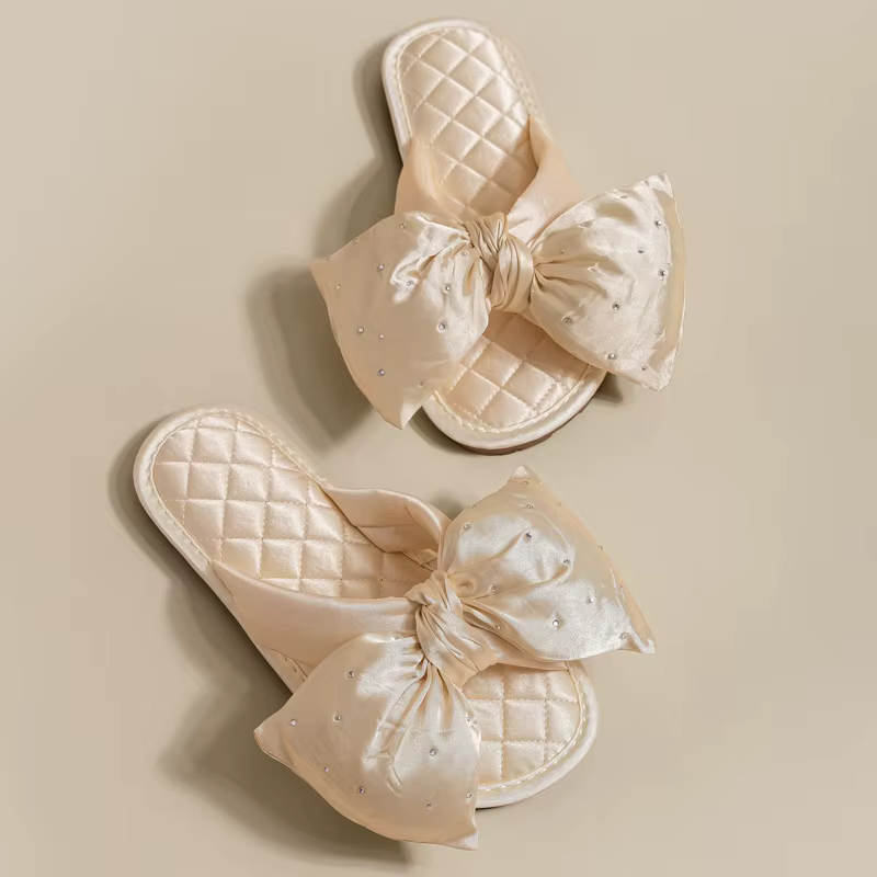 Pantoufles de mariage avec nœud papillon perlé pour femmes, tongs plates d'intérieur pour chambre à 