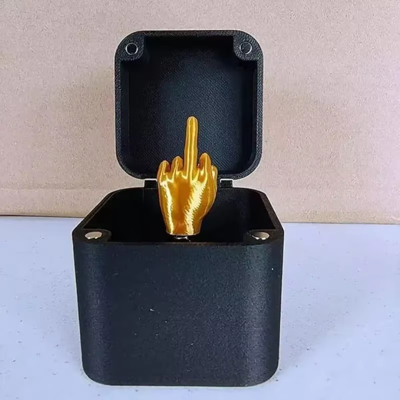 Boîte cadeau pop-up au milieu, bureau créatif, décoration de maison, cadeaux, nouveauté au doigt du 