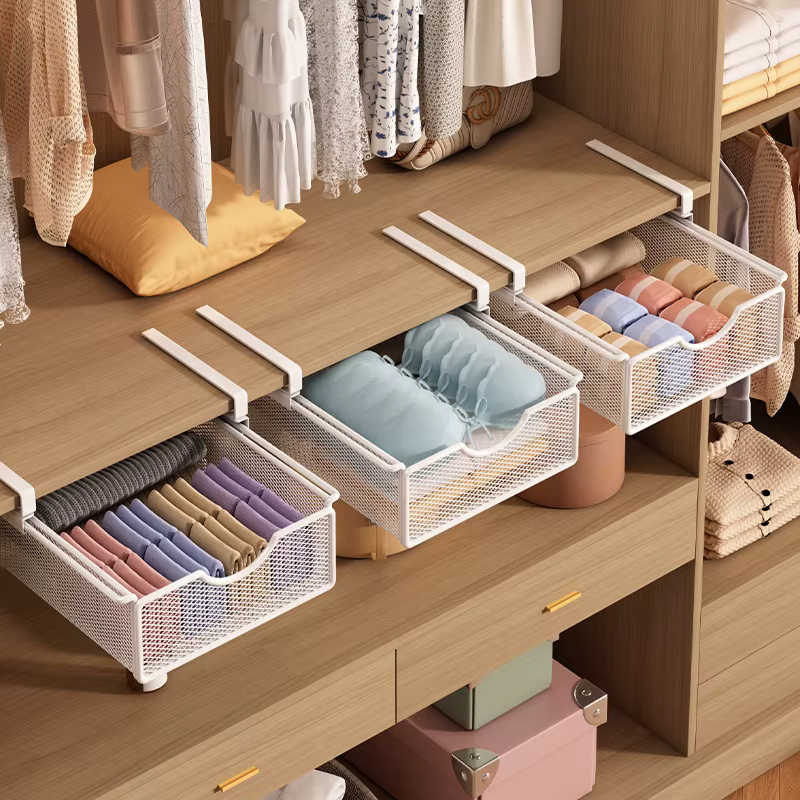 Panier de rangement coulissant suspendu sous armoire