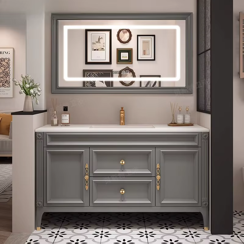 Armoire de salle de bain organisée en chêne