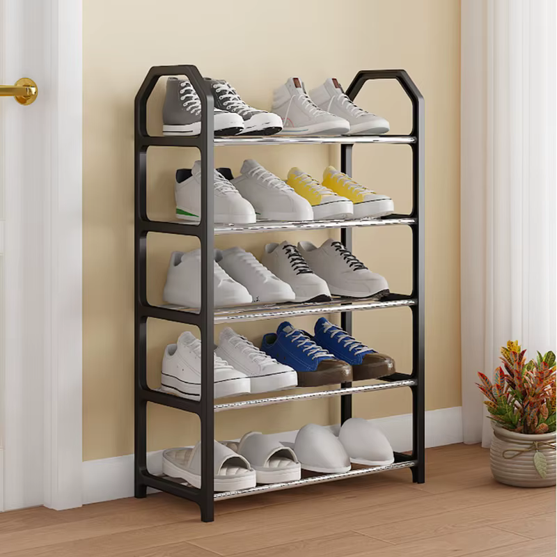 Un simple porte-chaussures à 4/5 niveaux avec accoudoirs pour un accès facile