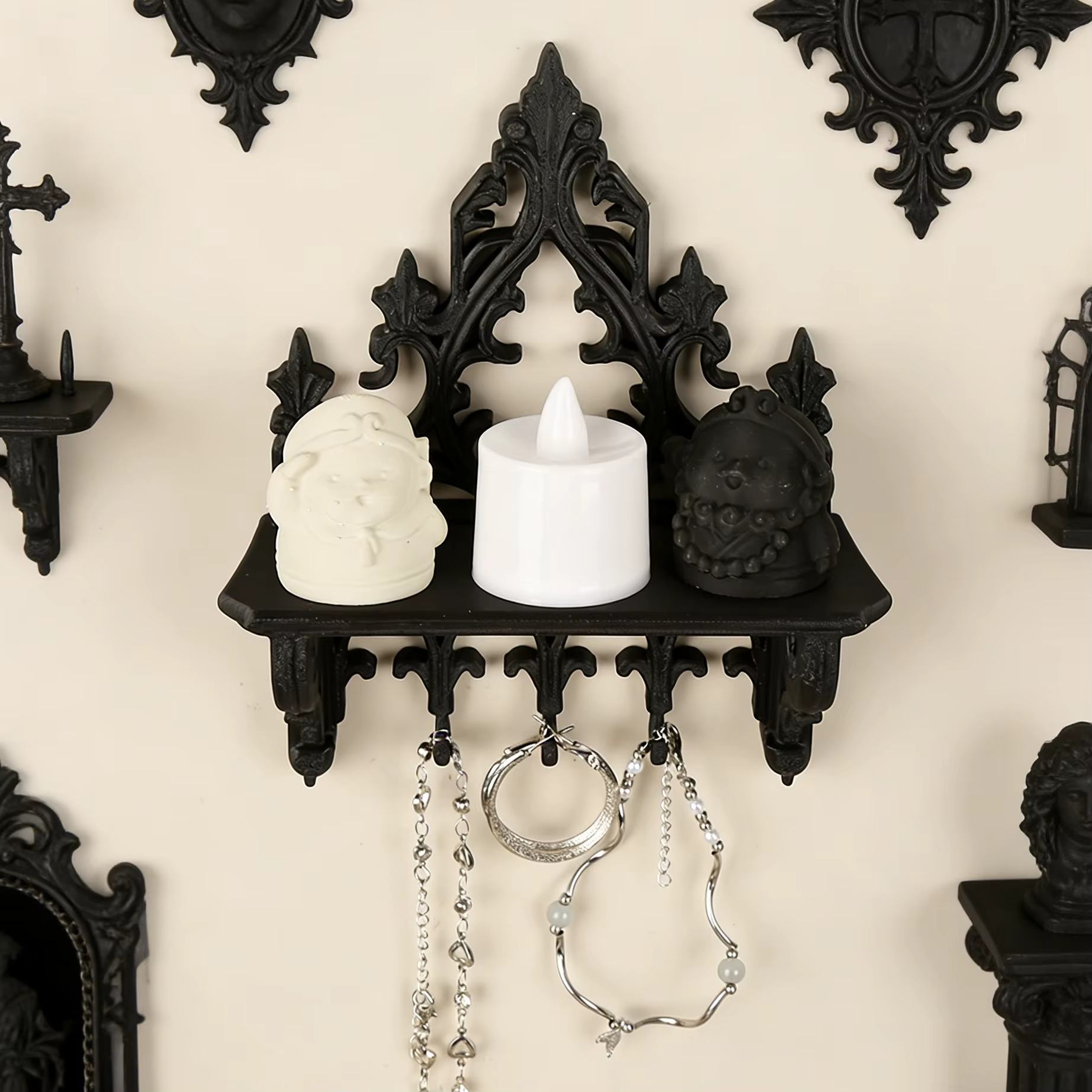 Étagère gothique sculptée transfrontalière avec crochets pour décoration murale de style sombre