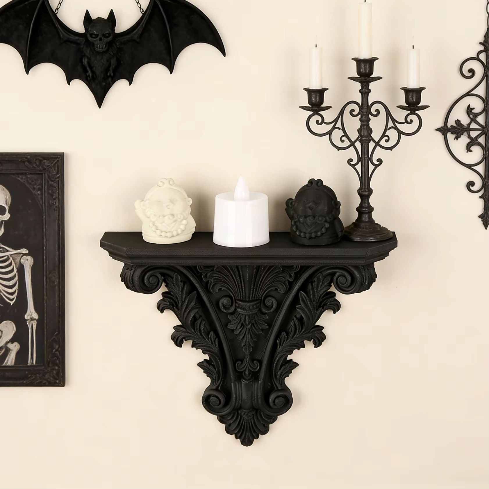 Étagère murale sculptée de style rétro européen pour un intérieur sombre