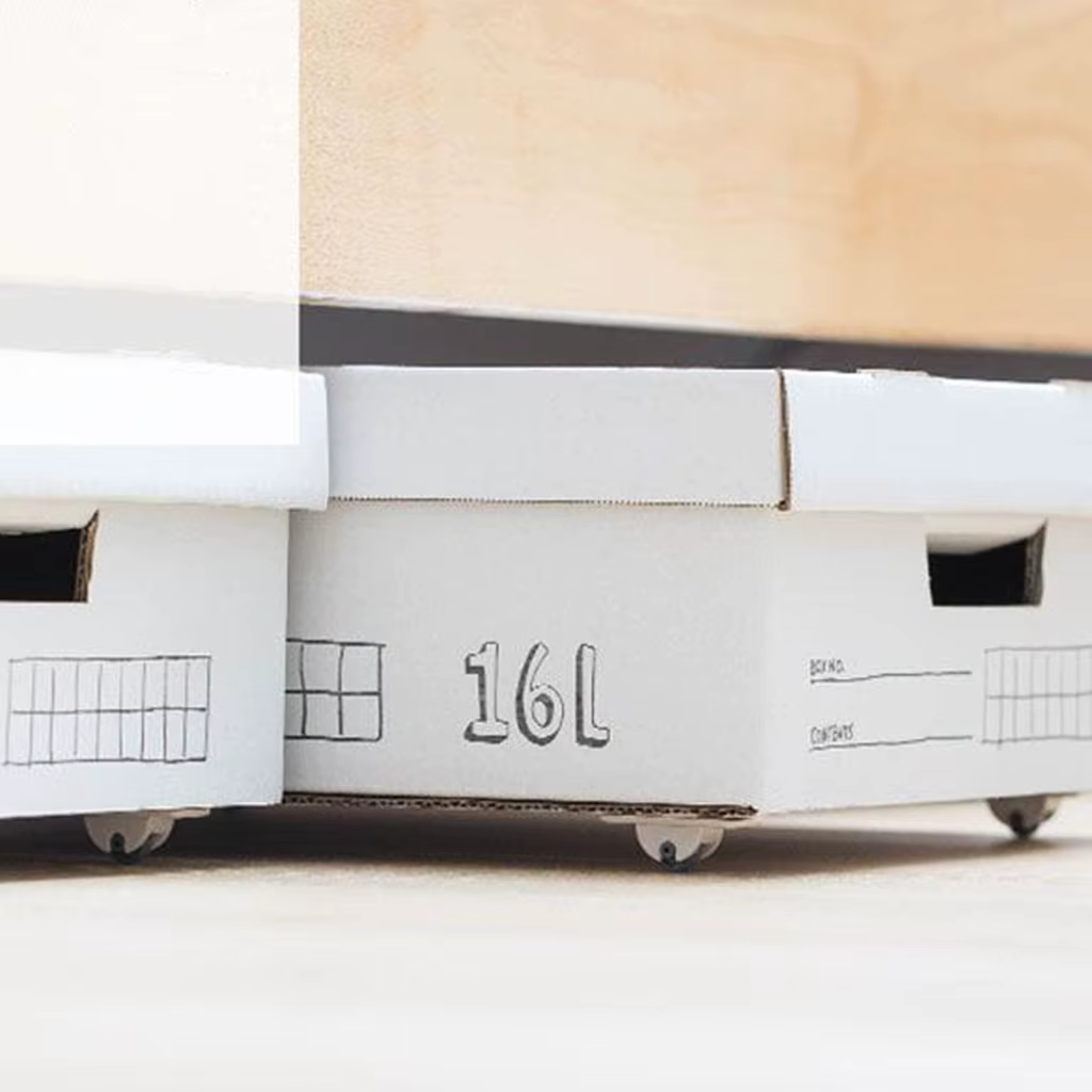 Roulettes auto-adhésives pour boîte de rangement